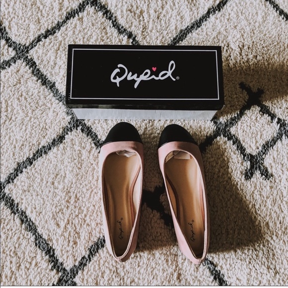 LAST PAIR Pink ballet flat with black toe accent - Picture 2 of 6